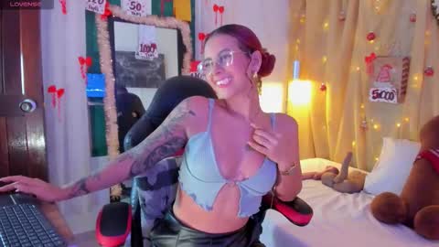 Snapshot of sophi_01 chatting on December 19, 2025, 8:16 pm sophie online show from December 19, 2025, 8:16 pm