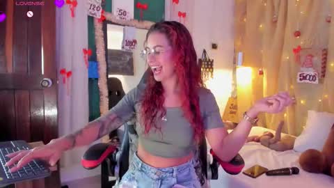 Snapshot of sophi_01 chatting on December 21, 2025, 1:57 am sophie online show from December 21, 2025, 1:57 am