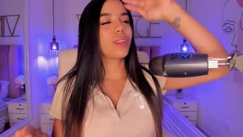 Sophie Hill  online show from November 7, 2025, 8:20 pm