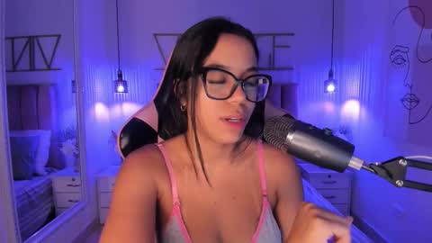 Sophie Hill  online show from November 28, 2025, 8:00 pm