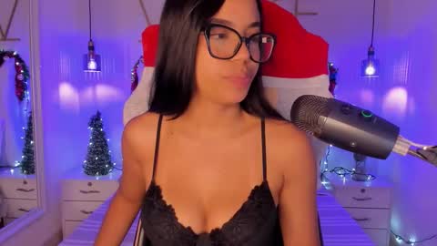 Sophie Hill  online show from December 17, 2025, 8:04 pm