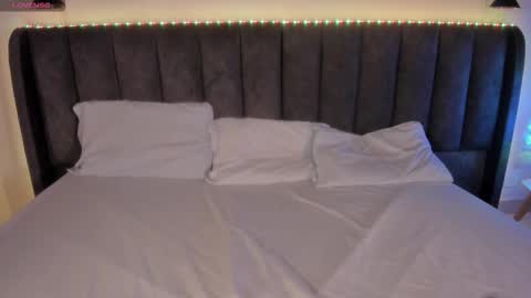 sophie_smith19 online show from December 19, 2025, 2:57 pm