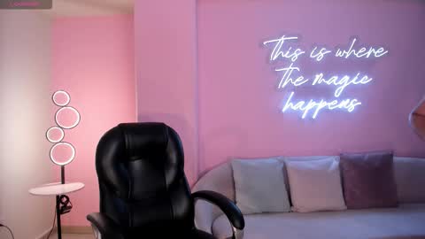 Snapshot of sophielanne chatting on February 24, 2026, 4:43 am Sophie online show from February 24, 2026, 4:43 am