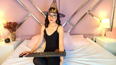 Snapshot of sophievelle chatting on October 10, 2025, 1:10 pm sophievelle online show from October 10, 2025, 1:10 pm