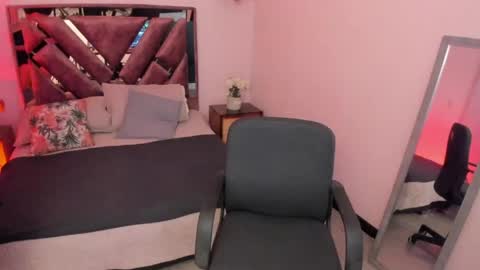 sophiia_hott online show from May 5, 2026, 3:25 am