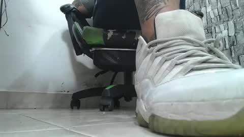 Snapshot of srfindomfeet_ chatting on October 17, 2025, 1:09 am sr master cum its my old account online show from October 17, 2025, 1:09 am