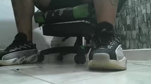 Snapshot of srfindomfeet_ chatting on November 19, 2025, 12:10 am sr master cum its my old account online show from November 19, 2025, 12:10 am