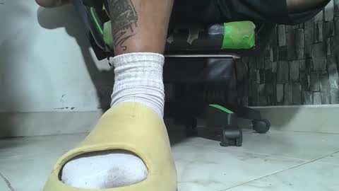 Snapshot of srfindomfeet_ chatting on December 20, 2025, 12:07 am sr master cum its my old account online show from December 20, 2025, 12:07 am