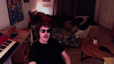 Snapshot of ssnttsnttsnss chatting on December 8, 2024, 2:18 am Roger online show from December 8, 2024, 2:18 am