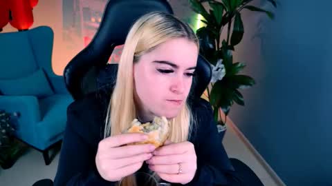 stef_nicks online show from September 19, 2025, 5:20 am