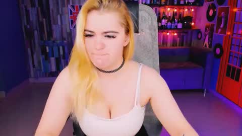 stef_nicks online show from December 15, 2025, 5:12 am