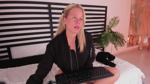 Stefanny   online show from December 2, 2024, 4:20 pm