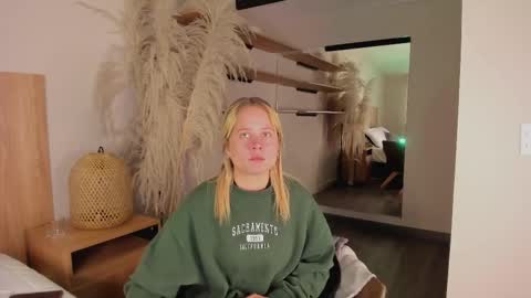 Stefanny   online show from March 8, 2025, 12:30 pm