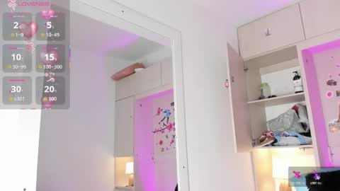 stefannyevans_ online show from November 11, 2025, 12:16 pm