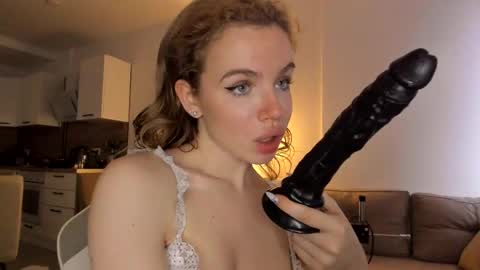 Asella online show from October 29, 2025, 10:06 am