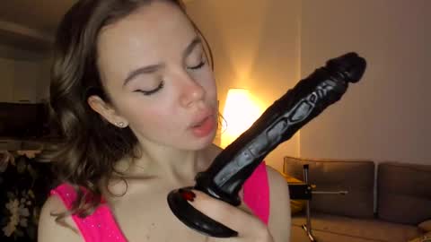 Asella online show from November 11, 2025, 8:03 am