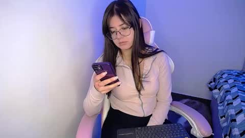 Snapshot of stepha_sweet chatting on February 18, 2025, 5:09 am Emma online show from February 18, 2025, 5:09 am