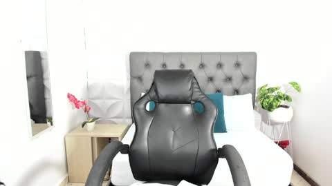 S T E P H A N Y A online show from February 5, 2025, 12:06 pm