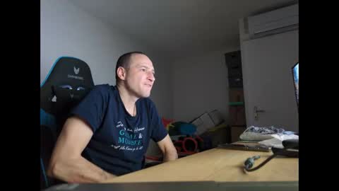 Snapshot of stickolive1 chatting on February 18, 2026, 11:33 pm stickolive1 online show from February 18, 2026, 11:33 pm