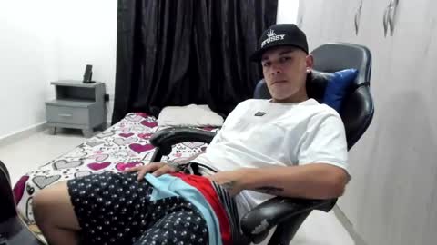 stiven_fox33 online show from November 18, 2025, 2:28 am