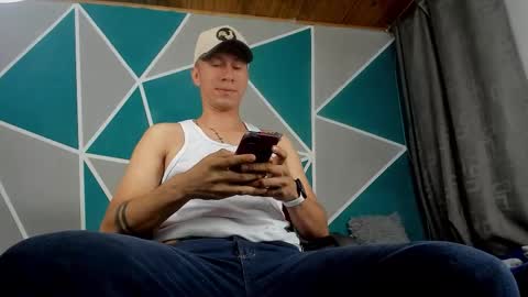 stiven_gutierrez online show from November 11, 2025, 11:21 am