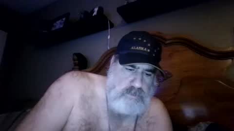 Snapshot of straightbear4you chatting on May 20, 2026, 9:04 am Straightbear4you online show from May 20, 2026, 9:04 am