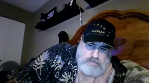 Snapshot of straightbear4you chatting on June 10, 2026, 9:41 am Straightbear4you online show from June 10, 2026, 9:41 am