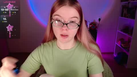 Snapshot of strawberry_juli chatting on December 16, 2025, 5:34 am Juli online show from December 16, 2025, 5:34 am