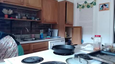 Strawberrylotsacake online show from May 15, 2026, 5:20 pm