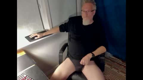 strip_m online show from December 19, 2025, 7:10 pm