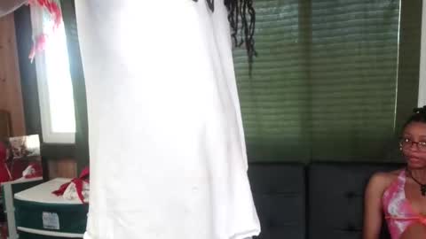 Snapshot of studiowahines chatting on December 20, 2025, 10:39 pm StudioWahines online show from December 20, 2025, 10:39 pm