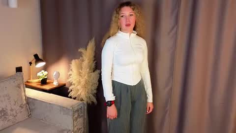 Snapshot of sueholt chatting on November 18, 2025, 1:15 pm Sue online show from November 18, 2025, 1:15 pm