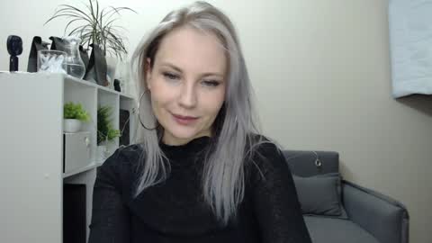 Snapshot of sunny_bunny6 chatting on December 23, 2024, 1:18 am Naomi online show from December 23, 2024, 1:18 am