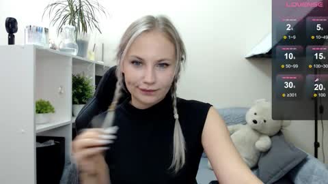 Snapshot of sunny_bunny6 chatting on September 26, 2025, 5:44 am Naomi online show from September 26, 2025, 5:44 am