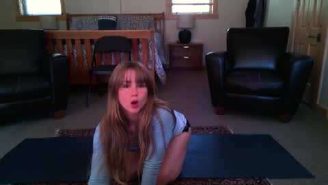 Snapshot of sunshine_pixie chatting on November 22, 2025, 6:18 pm Sunray online show from November 22, 2025, 6:18 pm