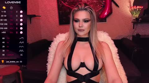 Snapshot of sunshine_vibes chatting on January 17, 2025, 3:23 am Mistress Molly online show from January 17, 2025, 3:23 am