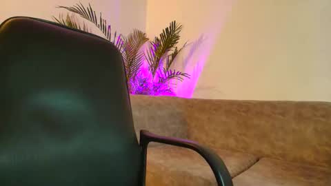 Snapshot of susana_hank chatting on November 12, 2025, 7:24 pm susana online show from November 12, 2025, 7:24 pm