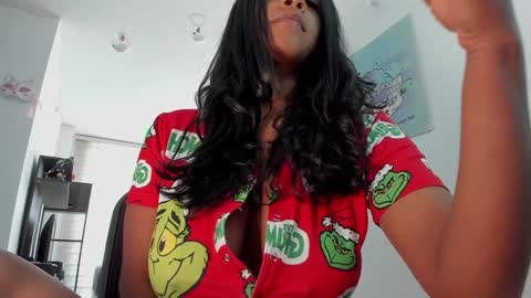 Snapshot of susanrhodes chatting on December 18, 2024, 4:17 pm Andrea - Migue online show from December 18, 2024, 4:17 pm