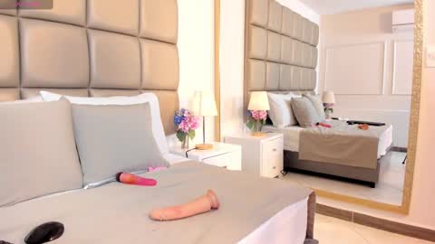 susanthomass online show from September 26, 2025, 7:40 pm