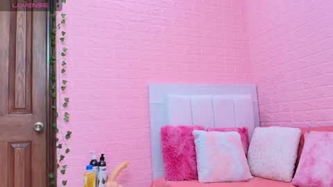 suzan_30 online show from April 30, 2026, 8:37 pm