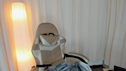 Snapshot of suzu_wolf chatting on October 16, 2025, 6:36 am suzu_wolf online show from October 16, 2025, 6:36 am