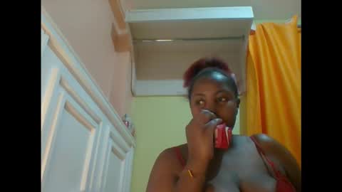 sweet52537 online show from November 12, 2025, 9:47 pm