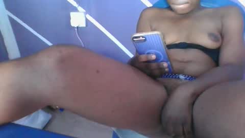 Snapshot of sweet_berry31 chatting on October 23, 2025, 2:11 am baby girl online show from October 23, 2025, 2:11 am