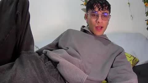 sweet_boy2224 online show from January 10, 2026, 10:58 pm