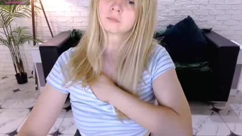 Snapshot of sweet_emily4u chatting on October 4, 2025, 6:22 am Emily online show from October 4, 2025, 6:22 am