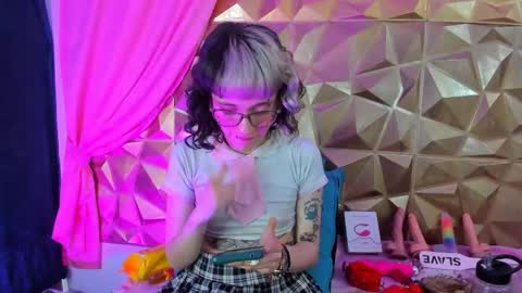 Snapshot of sweet_emmili chatting on February 10, 2025, 3:32 pm emmili online show from February 10, 2025, 3:32 pm