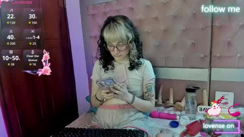 Snapshot of sweet_emmili chatting on March 4, 2026, 12:11 pm emmili online show from March 4, 2026, 12:11 pm