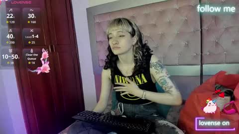 Snapshot of sweet_emmili chatting on April 8, 2026, 12:27 pm emmili online show from April 8, 2026, 12:27 pm