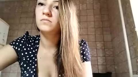 Snapshot of sweet_lilgirl_x chatting on March 6, 2025, 5:57 am Anna online show from March 6, 2025, 5:57 am