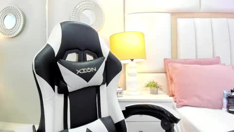 Luciana online show from November 25, 2025, 6:30 pm